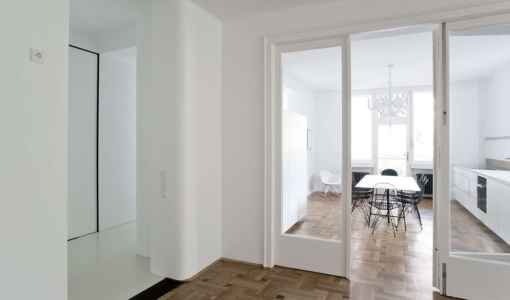 Kuchyň, Minimalistická kuchyně s deskou z umělého kamene doplňují restaurované židle od značky Caselli z macasaru,

Boční původní obklady pečlivě renovované dle památkového dohledu.